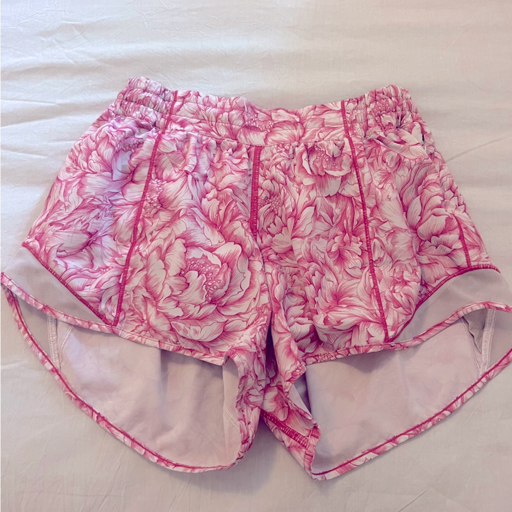 Lululemon Size 6 4inch Hotty Hot